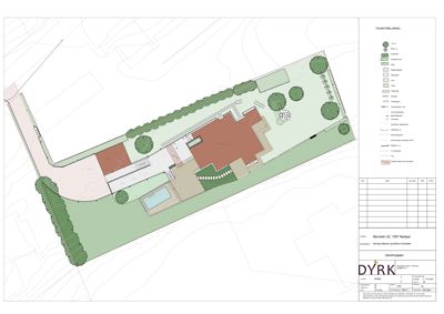 Situasjonsplan som viser bygningens plassering på tomten, omgivende beplantning, vegger og terrengforhold.