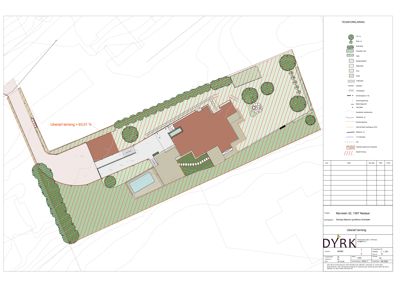 Situasjonsplan som viser tomtens form, beplantning, terrassering og plassering av bygninger.