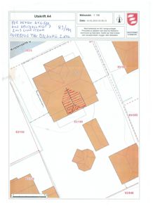 Situasjonsplan som viser tomtens form, grenser, nabotomter og bygningsplassering med målestokk og dato.