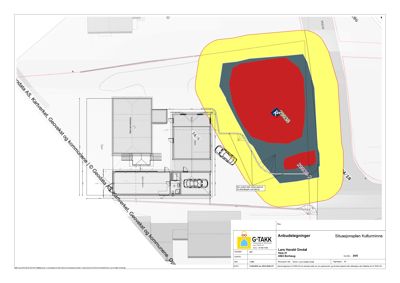 Situasjonsplan som viser tomtens grenser (gult), bygningens plassering (grått), veier og parkeringsplasser.