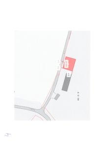 Situasjonsplan som viser tomtens form, grenser, veier og bygningers plassering med angitte mål.