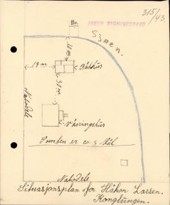 Situasjonsplan som viser tomtens form (med krummet grense mot sjøen), plassering av bygninger (båthus, vinninghus) og avstander.