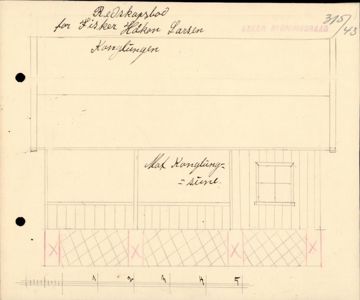 En håndtegnet fasadetegning (opprikk) av en bygning, med skriftlige notater om byggherre og adresse.