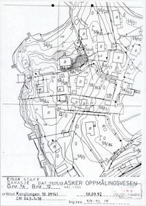 Oppmålingsvesens tegning som viser tomtens grenser, høydemålinger (konturlinjer), nabotomter og bygningers plassering.