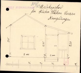 En håndtegnet fasadetegning som viser fronten av en bygning med mål på vindu, dør og takhøyde.