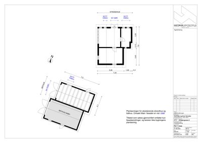 Plantegning som viser romfordeling og dimensjoner for et strandhus og en båtby.