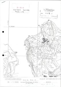 Situasjonsriss (tomteplan) som viser bygningens plassering i forhold til nabolag, terrengforhold og vei.