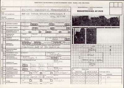 Et skjema for registrering av faste kulturminner i Norge, som inneholder en tegnet situasjonsplan med bygningens plassering, orientering og omgivelser.