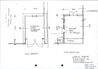 En håndtegnet plan som viser fordelingen av et garasjeareal og en kjeller/bod, inkludert mål og romnavn.