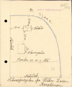 Situasjonsplan som viser tomtens form, plassering av bygninger (våningshus og båthus) i forhold til sjøen og naboeiendommen, samt mål på avstander.