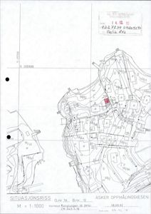 Situasjonsriss (tomteplan) som viser bygningers plassering, eiendomsnummer og terrengforhold.
