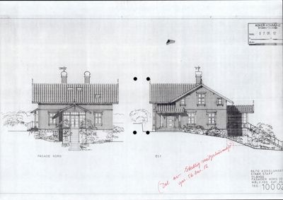 Tegning som viser fasaden (fra nord) og øst for en bygning, inkludert detaljer om tak, vinduer og trapper.