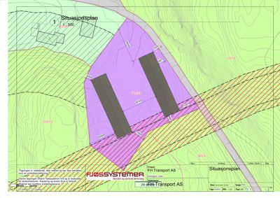 Situasjonsplan som viser tomtens form, høydeforhold (konturlinjer), og plassering av bygninger i forhold til terrenget.