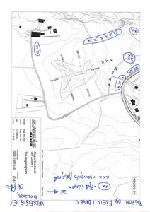 Situasjonsplan som viser tomtens form, terrengforhold (konturlinjer), og plassering av bygninger og veier. Planen har håndskrevne merknader og sirkler.
