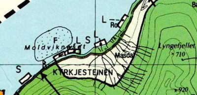 Kartutsnitt som viser topografi, vannmasser, stier og plassering av steder som Moldvikneset, Masdal og Kyrkjesteinen.