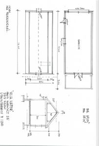 Tegning som viser detaljerte mål og konstruksjon for en garasje og en villa med skisse over takform.