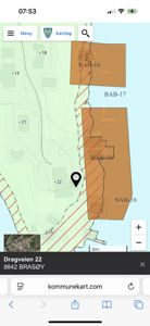 Et digitalt kart (kommunekart) som viser eiendomsgrenser, arealbruk og tomtenummer for Dragveien 22 i Brasøy.