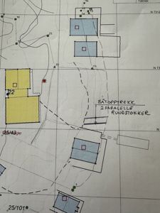 Situasjonsplan som viser flere bygninger (hus) plassert på et område, med topografi (konturlinjer), eiendomsnummer (f.eks. 25/43), og håndskrevne notater om 'BÅTOPPTREKK' og 'RUNSTOKKER'.