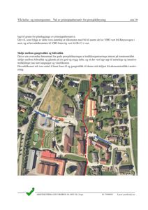 Fotografi av et tomteområde med eksisterende bygninger, veier og parkeringsplasser, overlagret med blå og røde pil som illustrerer trafikkskjema.