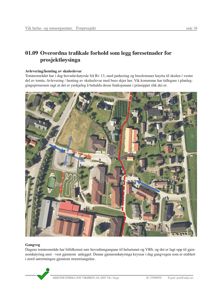Luftfoto av et tomteområde med skole, helsetunet og omgivende bebyggelse, med overlagte røde og blå piler som illustrerer trafikale forhold og gjennomkjøringer.