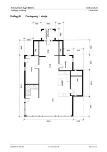 Plantegning av 1. etasje som viser romfordeling, dører, vinduer og mål.