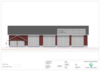 Fasadetegning som viser fronten av en bygning med nytt terreng og eksisterende solcellepaneler.