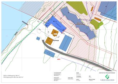 Situasjonsplan som viser tomt, bygninger (blå og oransje felter), vegger, terrengkurver og arealbruk.