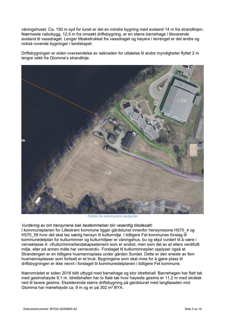 Flyfoto fra kommunens kartportal som viser et givt område med bygninger, vei og strandlinje.