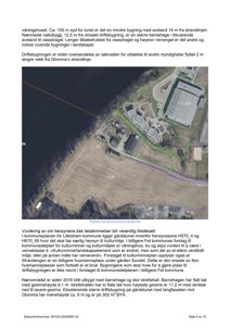 Flyfoto fra kommunens kartportal som viser et givt område med bygninger, vei og strandlinje.