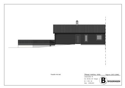 Fasadetegning av en bolig sett fra øst, med detaljer om tak, vinduer og inngang.