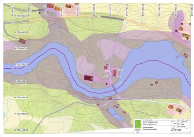 Situasjonskart som viser bygningers plassering i forhold til terrengform, vassdrag og vegnett.