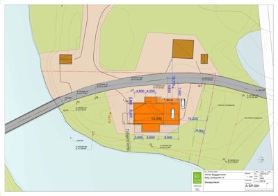 Situasjonsplan som viser bygningens plassering i forhold til vei, vann og nabolag.