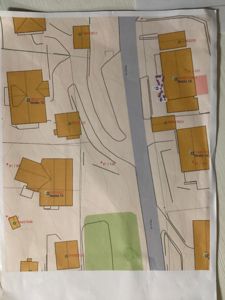 Situasjonsplan som viser tomtene, bygningers plassering og eiendomsnummer i et område ved Neslia.