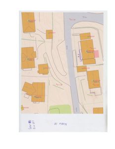 Situasjonsplan som viser tomtens beliggenhet i forhold til nabolag, vei (Neslia) og andre eiendommer med grunntallsnummer.