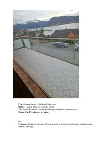 Fotografi av en veranda med utsikt over vann og fjell, inkludert e-posttekst om søknad om utvidelse.