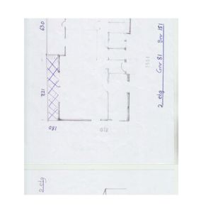 En håndskrevet etasjeplan (2. etg) med romfordeling, dører og mål.