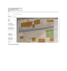 Bildet viser en situasjonsplan (tomteplan) som er fotografert og sendt via e-post. Planen viser tomtene, bygninger, veier og grøntområder.