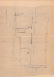 En håndtegnet etasjeplan som viser romfordeling, vegger, dører og trapp med måleangivelser.