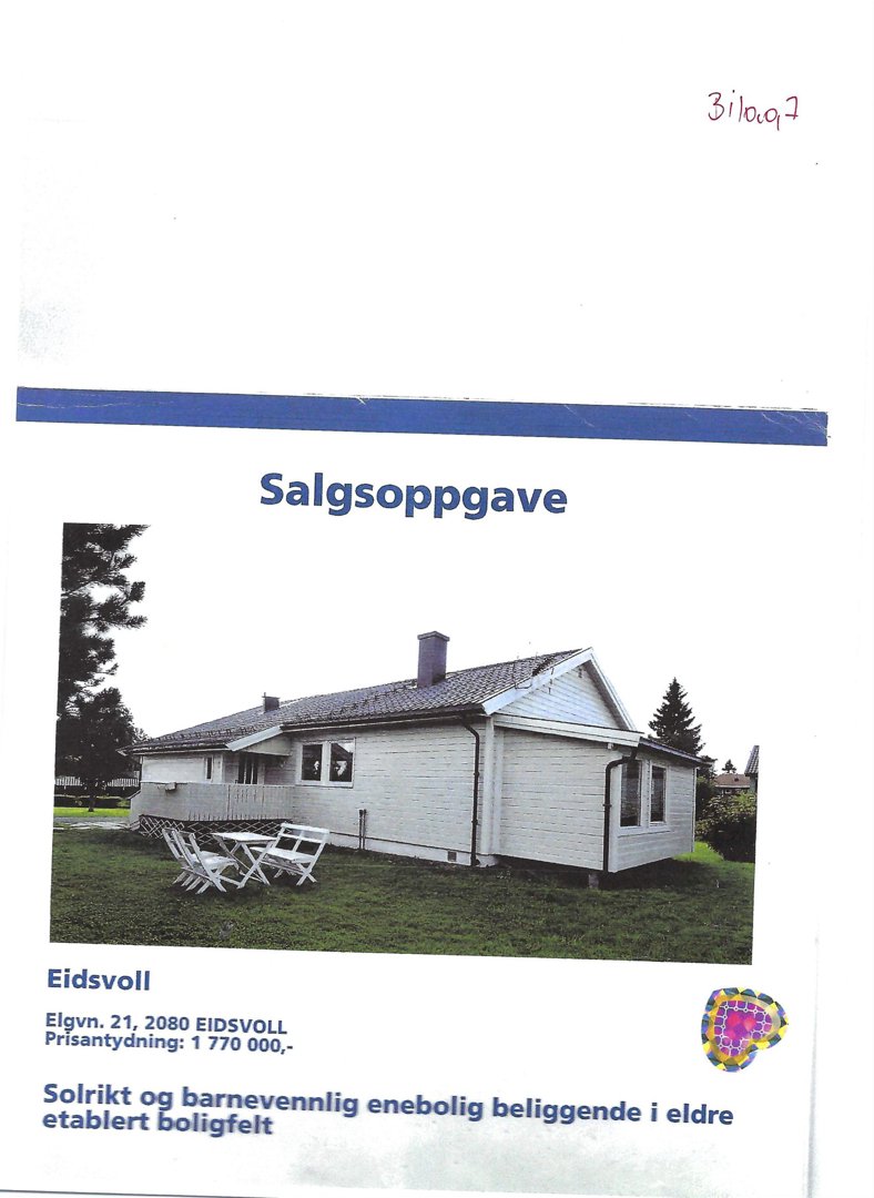 Fotografi av en hvit enebolig med terrasse og utemøbler, tatt som illustrasjon i en salgsoppgave.