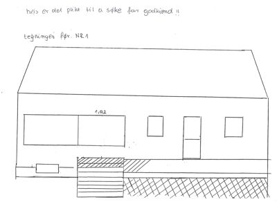 En håndtegnet fasade (opprikk) av en bygning sett fra siden, med tegningstekst 'NR 1' og en notat om at det er plikt til å søke godkjenning.