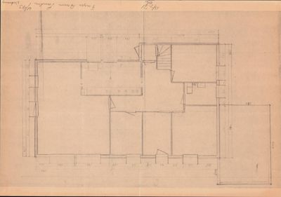 En håndtegnet etasjeplan (plantegning) som viser romfordeling, vegger, dører, trapp og mål for et hus.