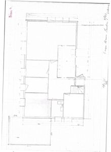 Etasjeplan (Bilde 4) som viser romfordeling, dører, vinduer og trapp i en bygning.