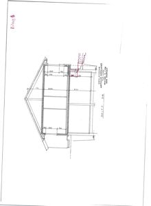 Snittegning av en bygning som viser konstruksjonen av tak, vegger og fundament.