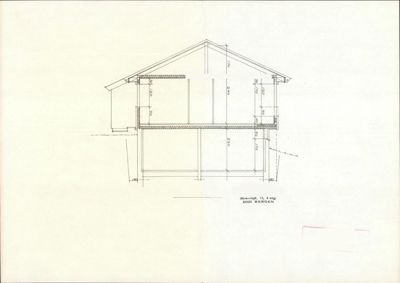 Snittegning av en bygning med mål og detaljer