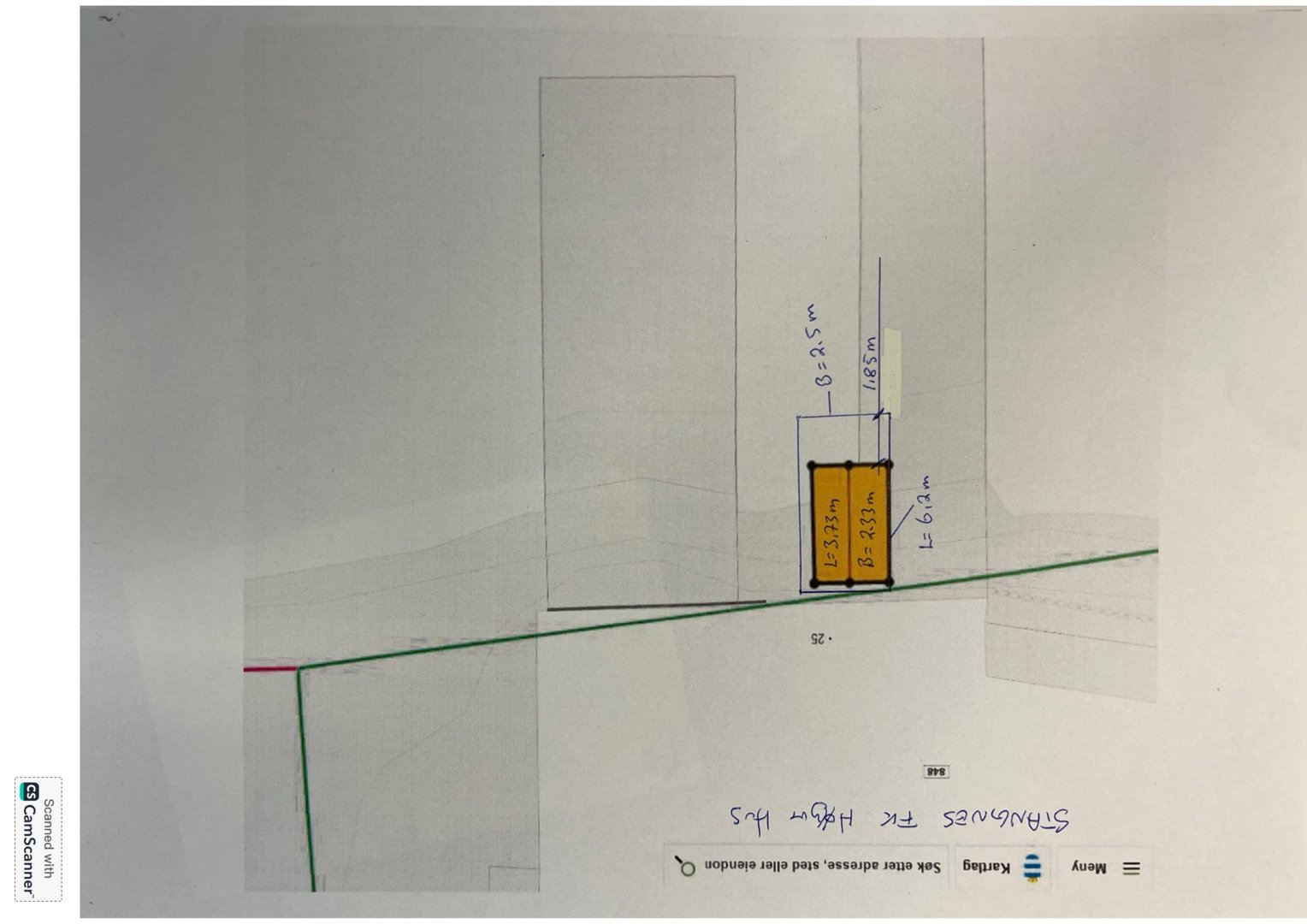 Situasjonsplan som viser to gule rektangler (sannsynligvis bygninger eller anlegg) med håndskrevne mål (L og B) på en tomte med en grønn linje som markerer eiendomsgrense.