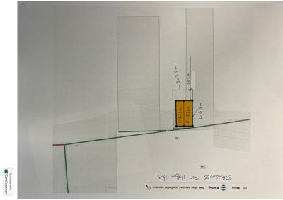 Situasjonsplan som viser to gule rektangler (sannsynligvis bygninger eller anlegg) med håndskrevne mål (L og B) på en tomte med en grønn linje som markerer eiendomsgrense.