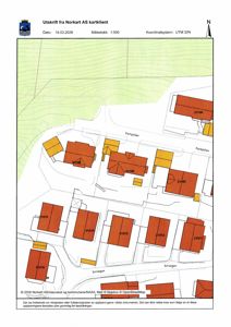 Kartutsnitt fra Norkart som viser eiendomsgrenser, bygninger og vegnavn i et område.