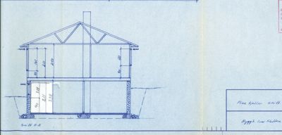 Snittegning (Snitt A-A) som viser bygningens tverrsnitt med mål på høyder og konstruksjonsdetaljer.