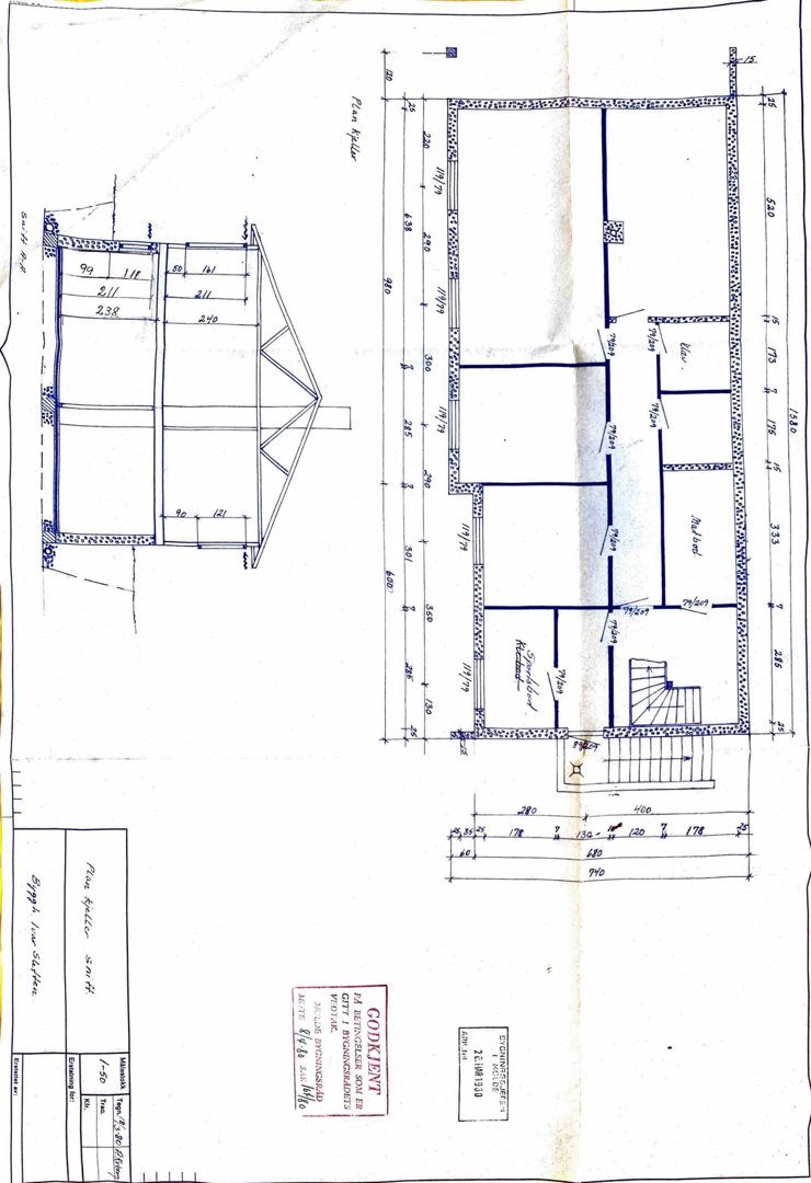 Plantegning som viser romfordeling, veggposisjon og trapp i et hus.