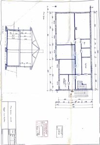 Plantegning som viser romfordeling, veggposisjon og trapp i et hus.